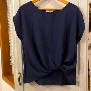 Gilli short sleeved blouse, with knot detail at the bottom. 100% polyester.